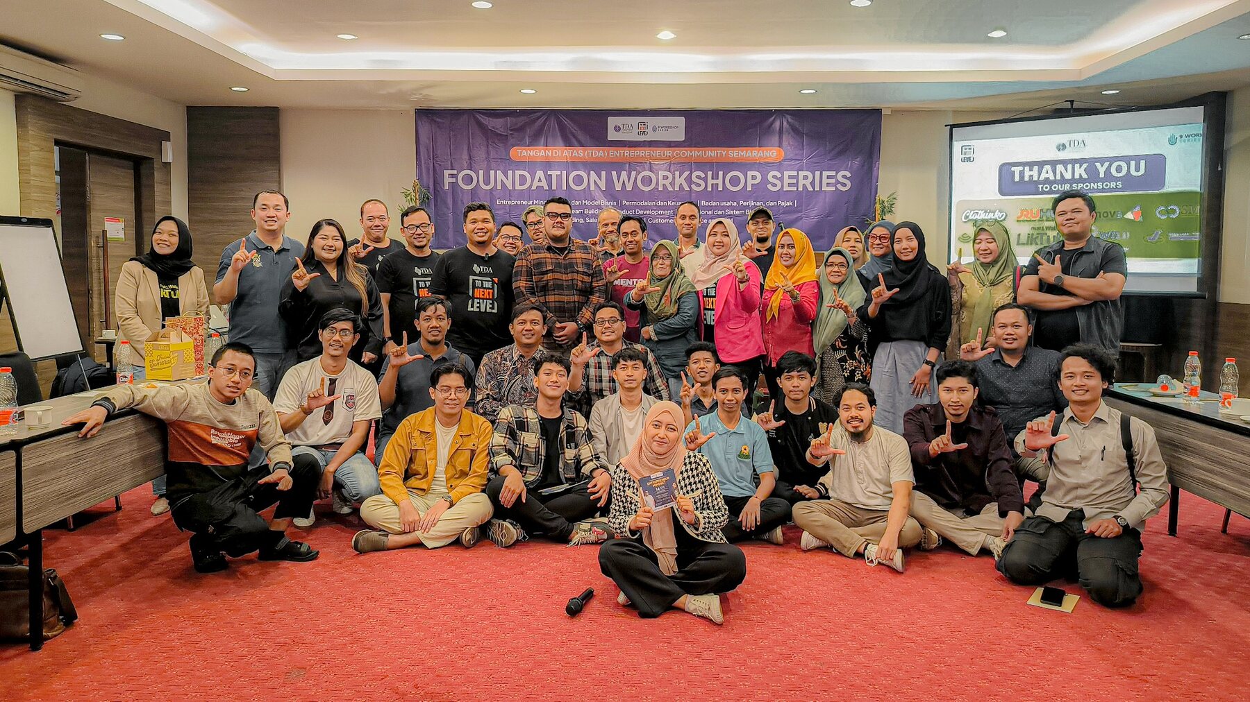 Anggota TDA Semarang bersama dalam kegiatan Foundation Workshop Series